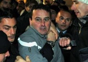 42-летний миланец напал на Берлускони из-за  возмущения его политикой 