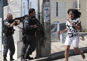 Фотогалерея: Огонь батарея, огонь батальон! Бразильский спецназ отвоевал у наркомафии один из районов Рио-де-Жанейро