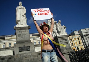 Пожилая активистка FEMEN устроила топлес-протест против пенсионной реформы