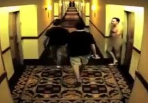 Новый хит YouTube - голый мужчина в отеле