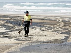 Власти Австралии закрыли десятки пляжей из-за огромного нефтяного пятна