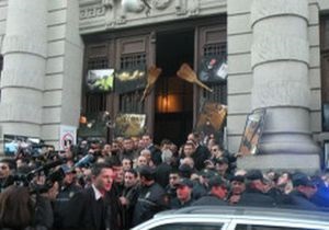 Протестующие не дали Саакашвили выступить с речью