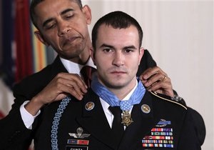 Президент США впервые после Вьетнамской войны вручил прижизненную Медаль почета