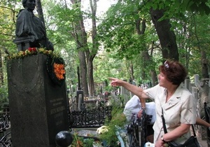 На Байковом кладбище в Киеве неизвестные повредили могилу Леси Украинки