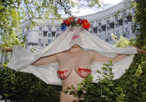 Активистки FEMEN показали Азарову  кровосиси 