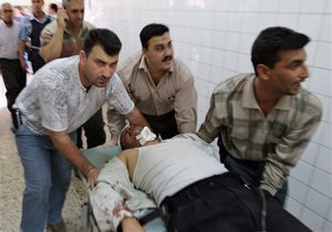 В Ираке в толпе паломников взорвались заминированные машины: десятки погибших