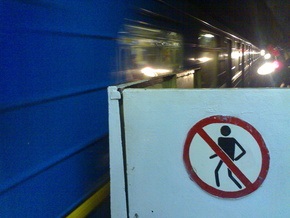 Остановка красной ветки киевского метро: мужчина упал на рельсы