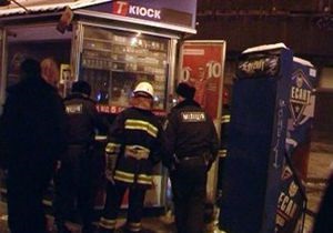 Киевские пожарные потушили сигаретный киоск