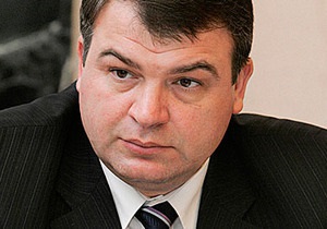 Экс-министр обороны РФ Сердюков отказался отвечать на вопросы следователей