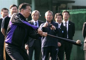 Премьер-министр Китая в Токио поиграл в бейсбол со студентами