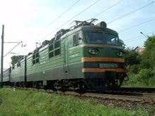 Следовавший из Крыма поезд сбил двух человек на скутере