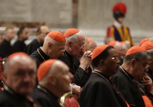 Перед конклавом кардиналов отпустили помолиться