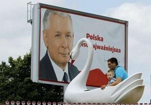 Выборы в Польше: Разрыв в рейтингах между Коморовским и Качиньским сократился