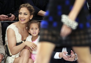 Дженнифер Лопес впервые привела четырехлетнюю дочь на модный показ