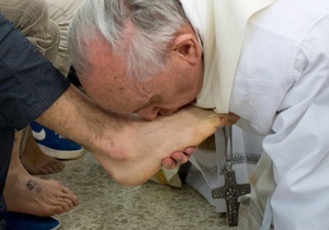 Папа Франциск омыл ноги мусульманке