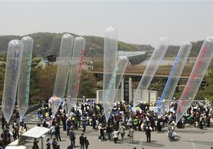Южнокорейцы отправили в КНДР воздушные шары с письмами и деньгами