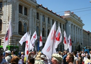 В Харькове собрались тысячи сторонников и противников Тимошенко