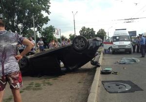 новости Харькова - ДТП - В Харькове автомобиль сбил трех человек на остановке