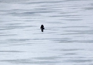 Трое подростков из Кременчуга полчаса плавали на льдине посреди Днепра