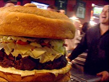 В США изготовили 60-килограммовый гамбургер