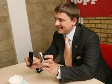 Довгий показал фото побитого Черновецкого на мобильном