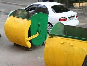 В Киеве автомобиль придавил женщину к мусорному баку