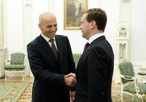 Медведев встретился с главой КС Украины: Мы наблюдаем за вами