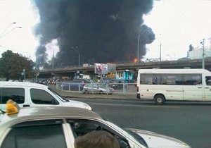 В Киеве продолжается тушение пожара на торговых складах – МВД