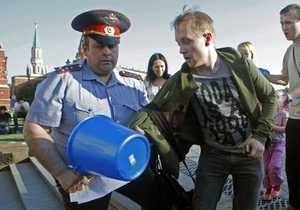 В центре Москвы задержали 16 человек с синими ведерками на головах
