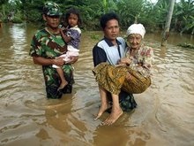 Число жертв водной стихии в Индонезии достигло 94 человек