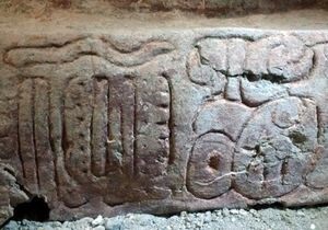 Новости науки - археология - культура майя: В Гватемале нашли статую майя, возможно, изображающую коронацию