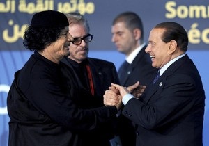 Берлускони поцеловал руку Каддафи