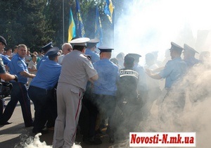 Суд арестовал зажегшего дымовую шашку участника языкового митинга в Николаеве