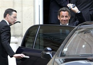 Саркози потребовал для себя десять телохранителей