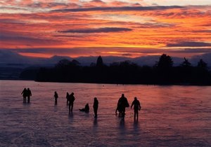 В Днепропетровске рыбаки провалились под лед: двое погибли