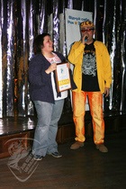 Первая девушка - Чемпионка по игре на воображаемой гитаре!