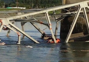 В штате Вашингтон обрушился мост с автомобилями