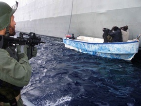 Моряки ВМС США захватили 17 пиратов, напавших на египетское судно