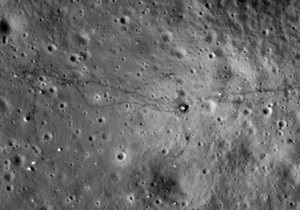 NASA сфотографировало человеческие следы на Луне