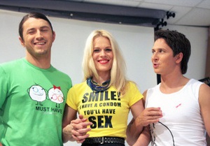 Украинские футболки с принтами на тему безопасного секса начали продавать через интернет
