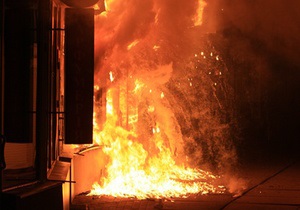 В Киеве около метро Дарница горит магазин мобильной связи