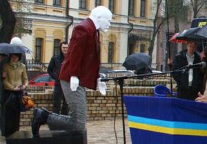 Националисты поставили в центре Киева памятник Ленин на коленях