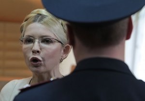 Адвокат Тимошенко жалуется, что им отключили воду, шум которой мешал прослушке