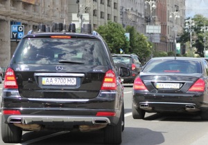 Два Mercedes выехали на встречную полосу Крещатика в сопровождении ГАИ