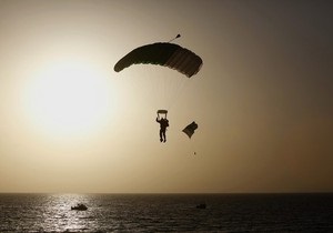 В Крыму упал в море и погиб парашютист