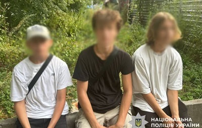 В Киеве трое подростков забрались на вершину строительного крана