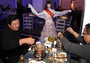 В китайском ресторане посетителей обслуживают роботы