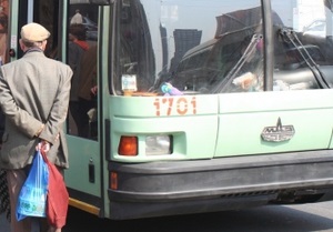 В Харькове троллейбус столкнулся с машинами: четверо пострадавших, у двоих - переломы