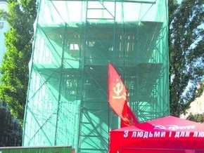 Памятник Ленину в Киеве начали ремонтировать