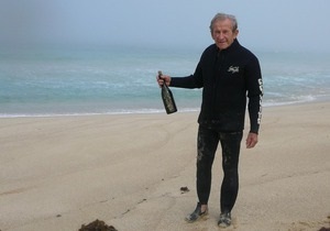 83-летний австралиец нашел послание в бутылке, брошенное с яхты Конюхова три года назад
